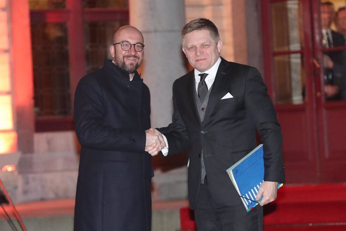 Archivo - El presidente del Consejo Europeo, Charles Michel, junto al primer ministro de Eslovaquia, Robert Fico