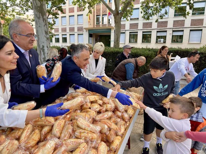 Puertollano celebra el Santo Voto con reparto de panes, estofado y homenajes a Manuel Prior y Policía Nacional