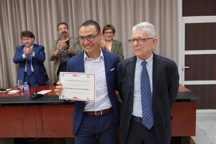 El doctor por la Universidad de Salamanca Emiro Cáceres González ha recibido el II Premio Internacional a la Investigación en Ciencias Penales Doctor José Luis Díez Ripollés.