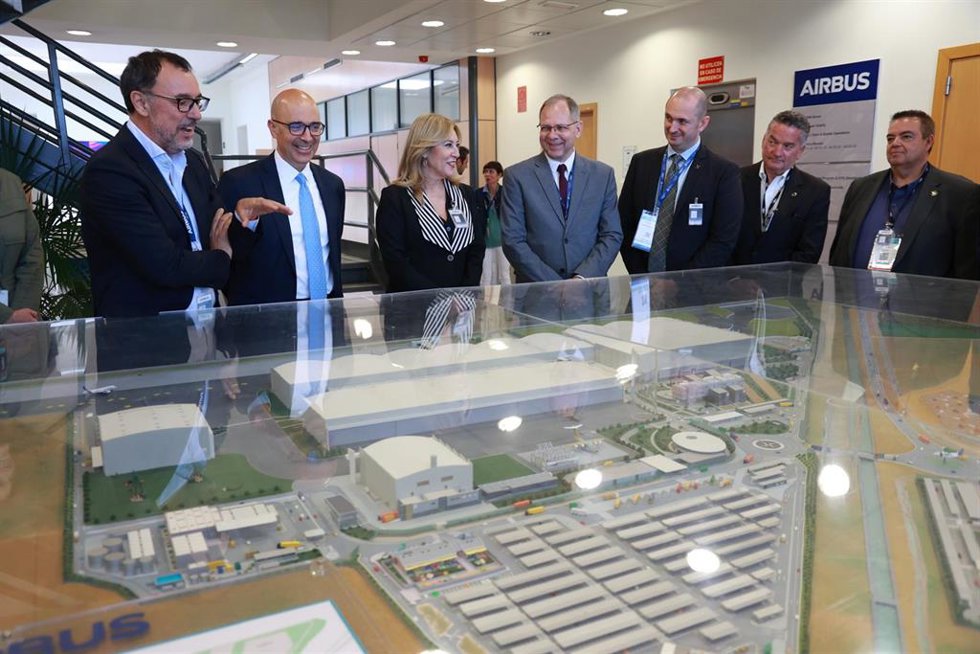 La consejera de Economía, Hacienda y Fondos Europeos de la Junta de Andalucía, Carolina España, en su visita a las instalaciones de Airbus España.