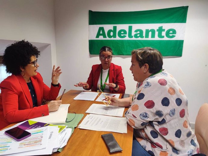 La presidenta del Grupo Parlamentario Mixto-Adelante Andalucía, Maribel Mora, a la izquierda de la imagen, en el encuentro con CCOO y UGT sobre su Proposición de Ley sobre la menopausia.