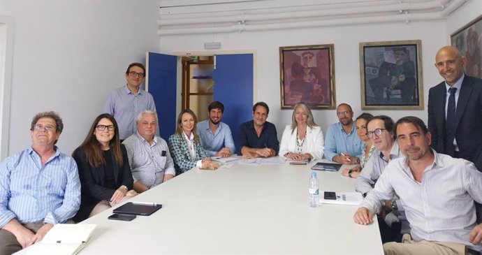 La consellera insular de Promoción Económica y Desarrollo Local, Pilar Amate, reunida con representantes de las patronales del comercio.