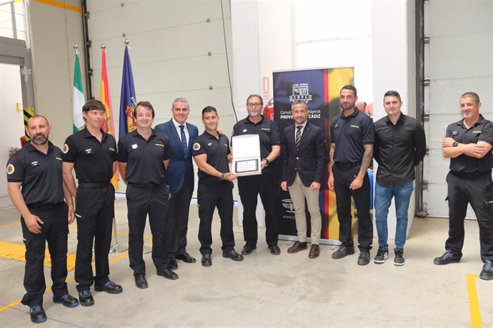 El presidente del Consorcio, Pepe Ortiz, junto a los bomberos de Chiclana reconocidos por actuar en el rescate de varias personas en un incendio en abril.