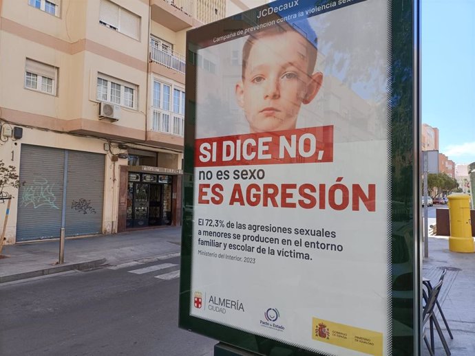 El Ayuntamiento de Almería ordena la retirada de este cartel dentro de una campaña contra la violencia de género.