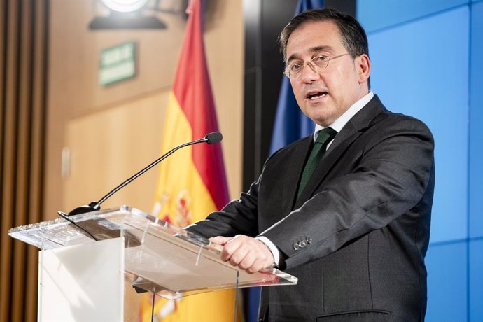 El ministro de Asuntos Exteriores, Unión Europea y Cooperación, José Manuel Albares, atiende a los medios de comunicación tras la reunión con los alcaldes del Campo de Gibraltar. A 13 de mayo de 2024, en Madrid (España). El ministro de Asuntos Exteriores,