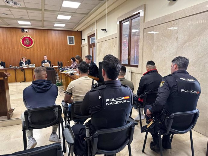 Los ahora condenados, sentados ante el Tribunal en una de las sesiones del juicio.