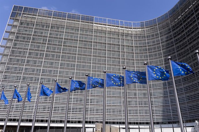 Archivo - May 19, 2023, Brussels, France, Belgium: Brussels, Belgium Mai 19, 2023 - European flags fly at the entrance of the European Commission headquarters. The European Commission has revised the growth outlook upwards to 1% in 2023 in the EU, compare