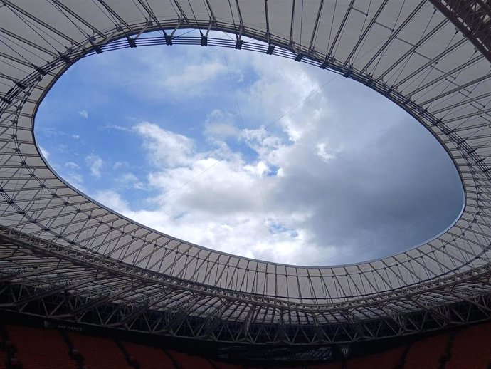 El cielo con nubes y claros en Bilbao, desde San Mamés