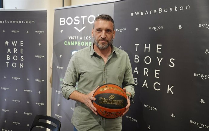 El entrenador del Unicaja, Ibon Navarro, en la rueda de prensa celebrada en la tienda de Boston de Málaga