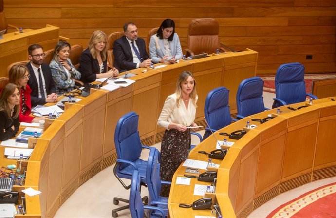 La conselleira de Política Social, Fabiola García, en el pleno del Parlamento gallego