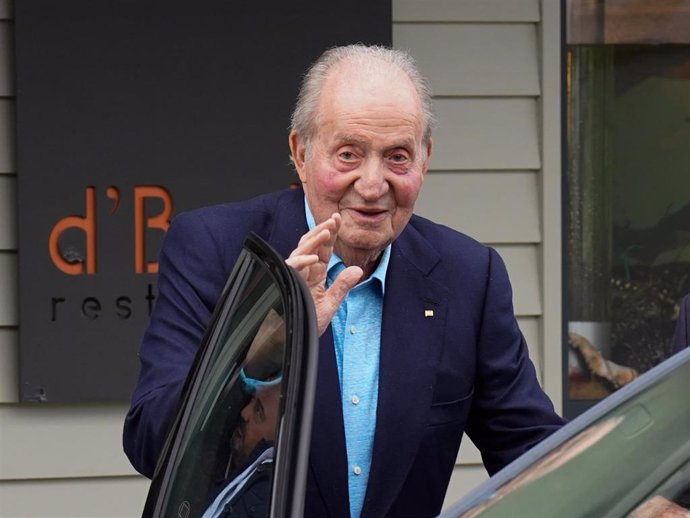 El Rey Juan Carlos disfruta de una comida con amigos