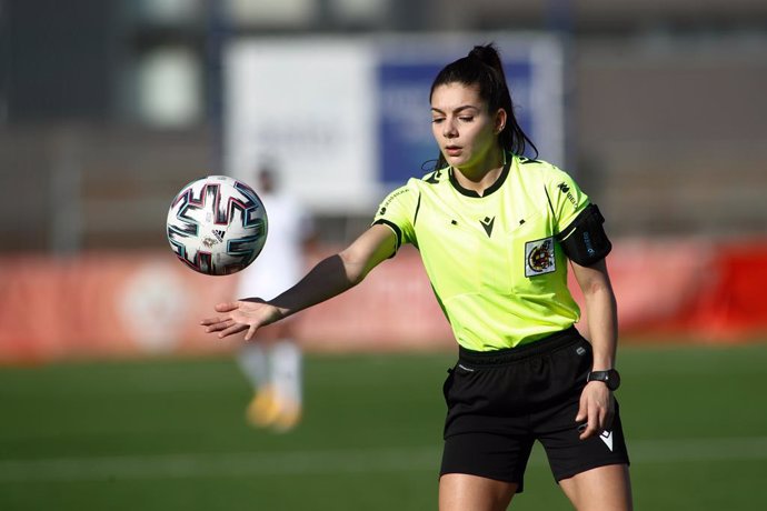 Archivo - Maria Eugenia Gil Soriano, referee of the match, in action during the spanish women league, Liga Iberdrola, football match played between Madrid CFF and Sevilla FC at Municipal Nuevo Matapinonera on January 27, 2021, in San Sebastian de los Reye