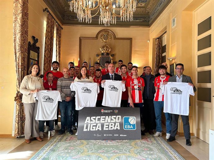 El Equipo CD Base Segovia, Con El Alcalde José Mazarías Y Los Representantes Municipales, En Su Visita Al Ayuntamiento.