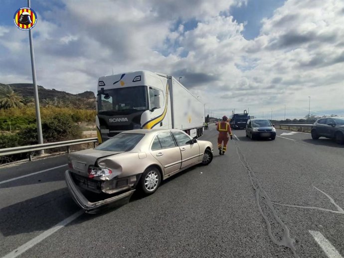 Ferides tres persones en un accident amb un camió i dos cotxes implicats en l'AP-7 a Sagunt 
