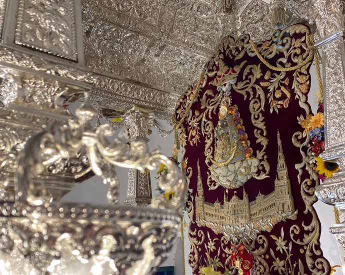 Detalle de la carreta de plata de Sevilla Sur, con la inconfundible Plaza de España bordada en el Simpecado.