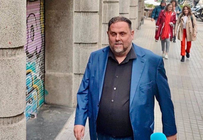 El presidente de ERC, Oriol Junqueras, llega a la reunión extraordinaria de la ejecutiva del partido tras los malos resultados de las elecciones catalanas de este domingo.