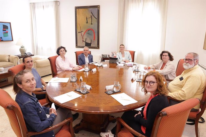 Representantes de la Plataforma del Voluntariado se reúnen con la presidenta del Govern, Marga Prohens, en Consolat de Mar.