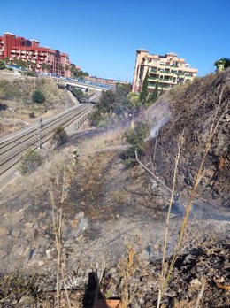 Incendio cerca de las vías del tren en Benalmádena.