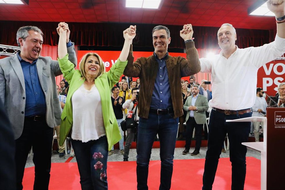 Archivo - El secretario general del PSOE y presidente del Gobierno, Pedro Sánchez, junto al secretario general del PSOE-A, Juan Espadas, y la ex alcaldesa de Jerez, Mamen Sánchez, en un acto de campaña por las municipales de 2023. ARCHIVO.