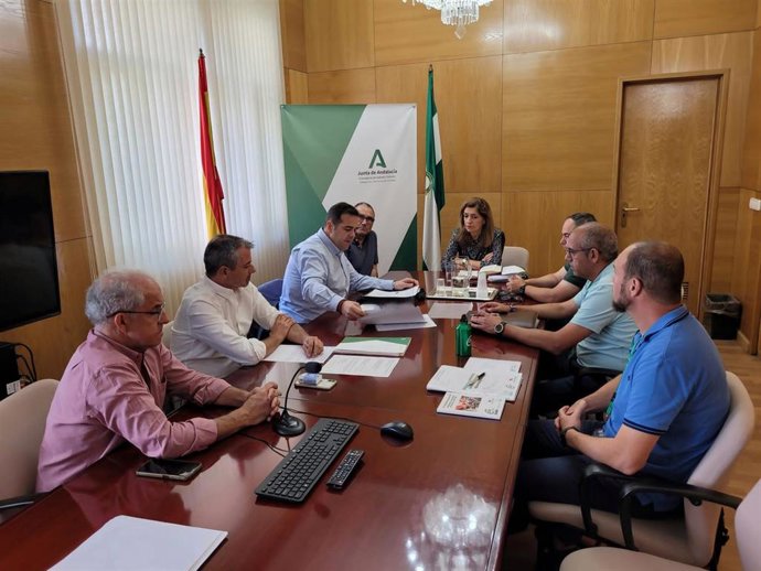 Botella (centro, al fondo), en la reunión con los representantes de CSIF en el servicio de ambulancias de Córdoba.