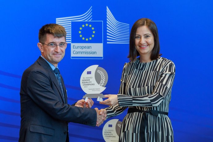 El rector de la URV, Josep Pallarès, recibe el premio de manos de la comisaria europea para la Innovación, Investigación, Cultura, Educación y Juventud, Iliana Ivanova