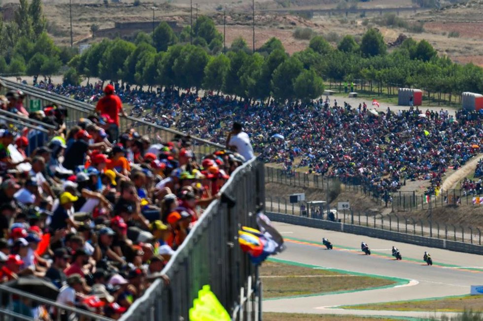 Espectadores en el circuito de Motorland.