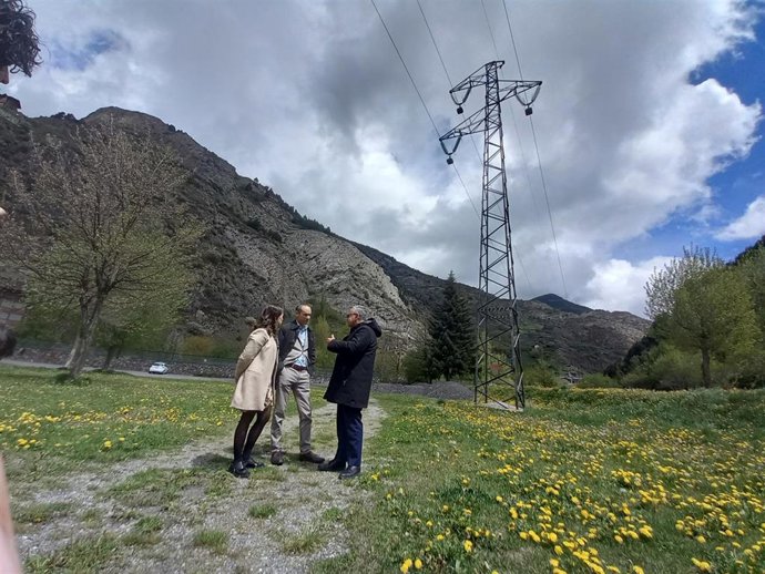 Laura Mas, Jordi Alcobé y Albert Moles frente una de las torres que se retirarán.