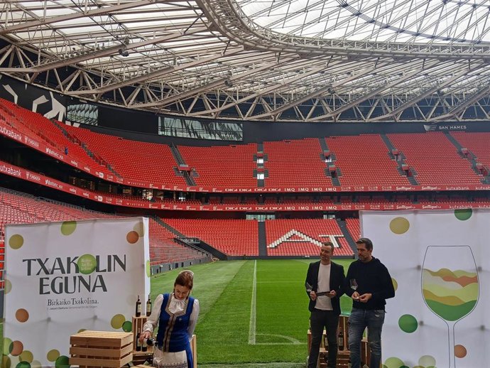Bizkaiko Txakolina presenta su añada 2023 en un acto en el estadio de San Mamés, en Bilbao