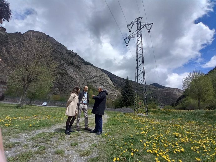 Laura Mas, Jordi Alcobé i Albert Moles davant una de les torres que es retiraran