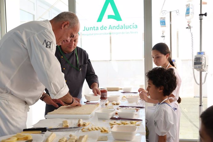 El cocinero Álvaro Arriaga en la cocinita del Hospital Virgen de las Nieves