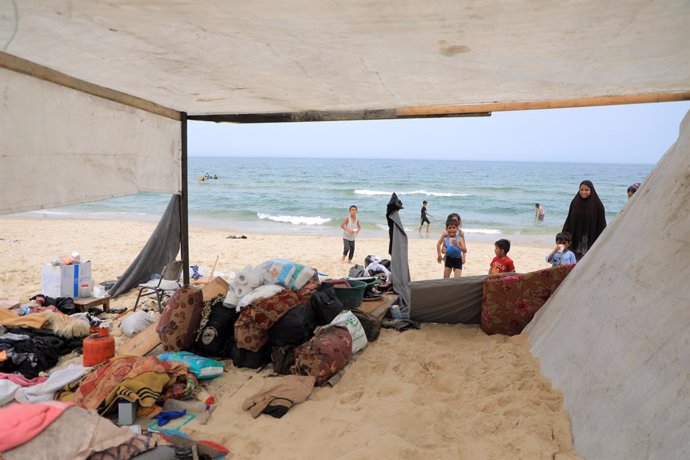 GAZA, May 10, 2024  -- Palestinian people evacuated from Rafah are seen on a beach in the southern Gaza Strip city of Khan Younis, on May 10, 2024. Around 110,000 people have fled Rafah in search of safety as Israeli bombardment intensifies in the city, t