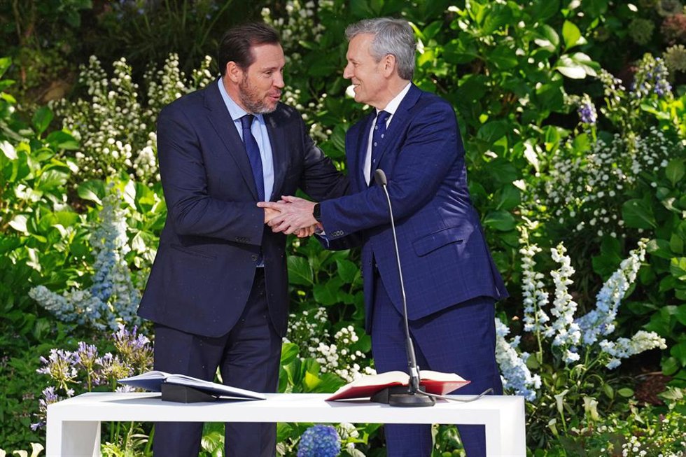 Archivo - El ministro de Transportes, Óscar Puente (i) y el presidente de la Xunta de Galicia, Alfonso Rueda (d), durante el acto de su toma de posesión, en el parque de San Domingos de Bonaval, a 13 de abril de 2024, en Santiago de Compostela, A Coruña