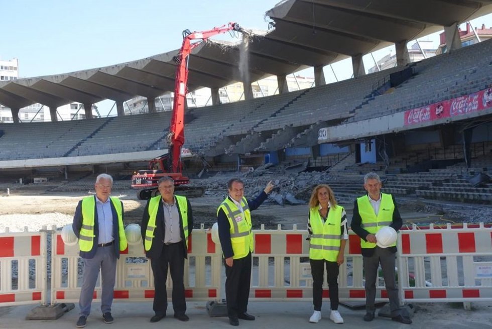 Archivo - El alcalde de Vigo, Abel Caballero, junto a la presidente de la Diputación de Pontevedra, Carmela Silva, y varios concejales del Ayuntamiento olívico, asisten al inicio de las obras de demolición de la grada de Marcador, en el estadio de Balaí