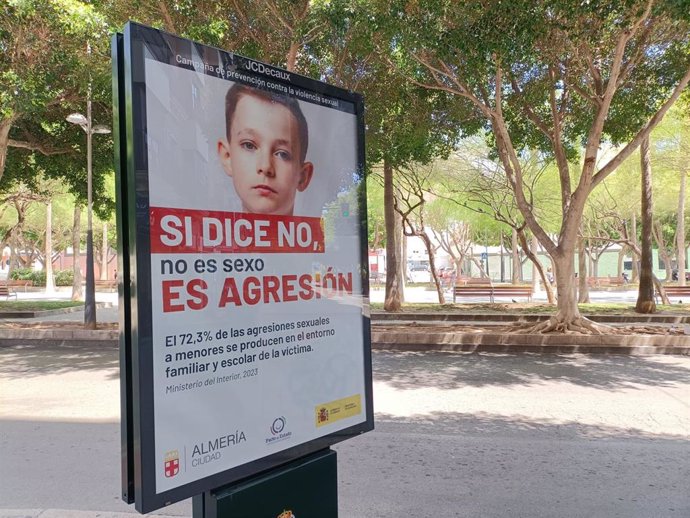El Ayuntamiento de Almería ordena la retirada de este cartel dentro de una campaña contra la violencia de género y las agresiones infantiles.