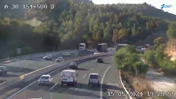 La cabina está en el carril derecho y el remolque en el central