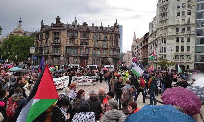 Concentración a favor de Palestina en la plaza Moyúa de Bilbao