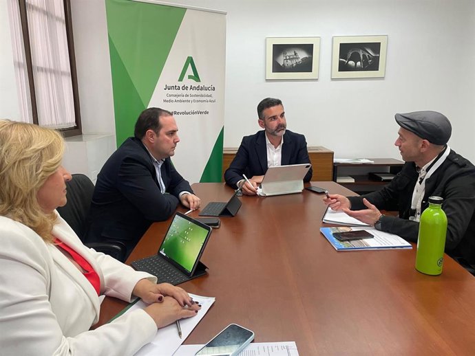 El consejero de Sostenibilidad, Medio Ambiente y Economía Azul y también consejero de Agricultura, Pesca, Agua y Desarrollo Rural, Ramón Fernández-Pacheco, se ha reunido con el coordinador territorial de Greenpeace en Andalucía, Luis Berraquero.