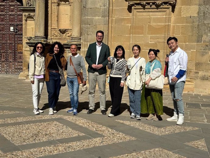 El diputado de Promoción y Turismo, Francisco Javier Lozano, junto al grupo de periodistas e 'influencers' chinos.