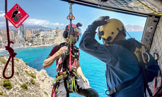 Rescatada una mujer tras quedar bloqueada con su tabla de paddle surf en unas rocas en Villajoyosa (Alicante)