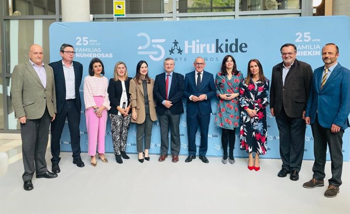 Acto de celebración del 25 aniversario de Hirukide en Vitoria