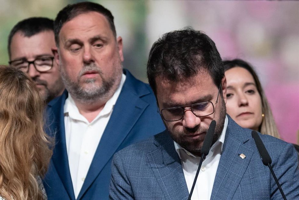 El presidente de la Generalitat de Catalunya y candidato de ERC a la reelección, Pere Aragons (d), y el presidente de ERC, Oriol Junqueras (i).