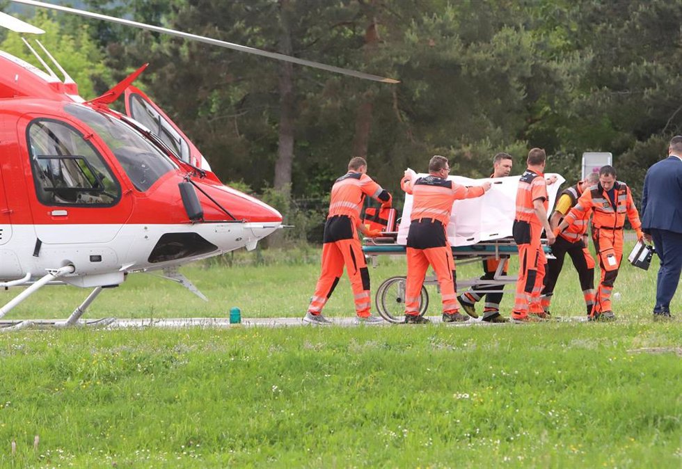Los servicios de emergencia trasladan al primer ministro de Eslovaquia, Robert Fico, tras haber sido disparado