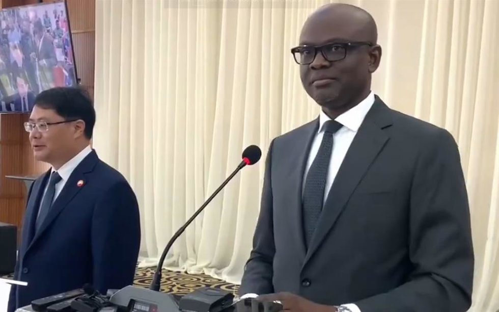 El ministro de Minas y Energía beninés, Samou Séidou Adambi, anuncia que Benín levanta temporalmente el bloqueo a la exportación de petróleo de Níger tras una reunión con una delegación mediadora de China