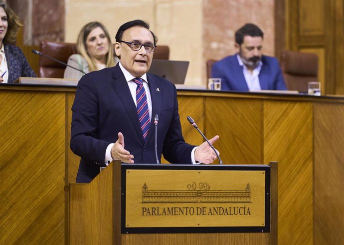 Archivo - El consejero de Universidad, José Carlos Gómez Villamandos, durante una comparecencia en el Pleno del Parlamento andaluz. (Foto de archivo).