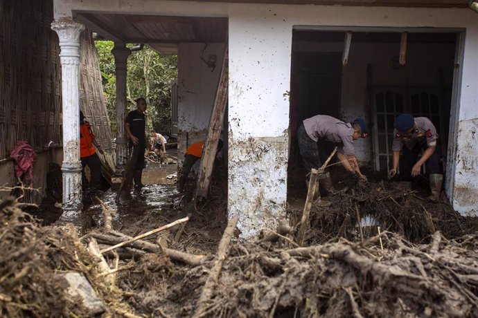 Daños por una inundación de lava fría del volcán Merapi en Sumatra Occidental, Indonesia