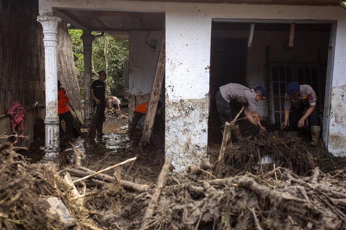 Daños por una inundación de lava fría del volcán Merapi en Sumatra Occidental, Indonesia