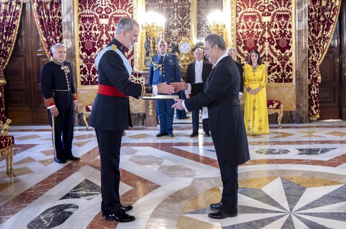 Archivo - El Rey Felipe VI (i) recibe la carta credencial del embajador de Argelia, Abdelfetah Daghmoum (d), durante el acto de recibimiento de las cartas credenciales, en el Palacio Real, a 8 de abril de 2024, en Madrid (España). Las cartas credenciales 