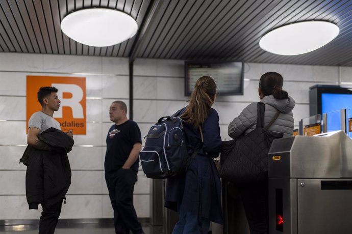 Diverses persones en l'estació de Renfe i Metro 'La Sagrera', a 12 de maig de 2024, a Barcelona, Catalunya (Espanya).