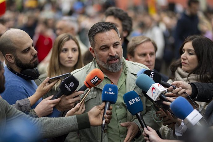 El presidente de VOX, Santiago Abascal, ofrece unas declaraciones a la prensa antes de un mitin de VOX, en la plaza Jardins d’Alfàbia del barrio de Nou Barris, a 7 de mayo de 2024, en Barcelona, Catalunya (España). Este mitin es uno de los celebrados por 