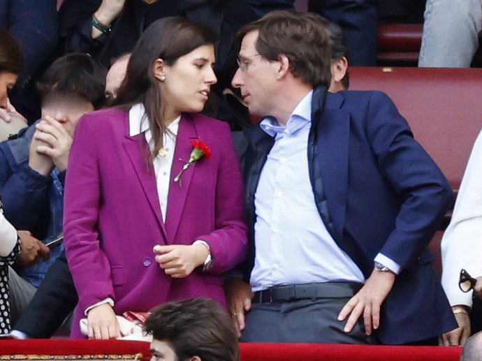 José Luis Martínez-Almeida y Teresa Urquijo asisten a la corrida de toros de San Isidro en la plaza de las Ventas, a 15 de mayo de 2024, en Madrid